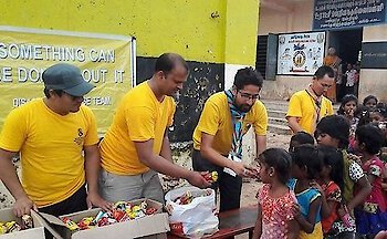 Ehrenamtliche Scientology Geistliche aus Nepal helfen in Indien